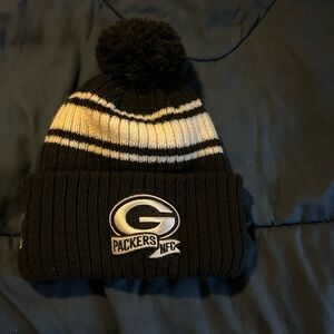 Green Bay Packers New Era Black 2021 Sideline Sport Knit Hat.